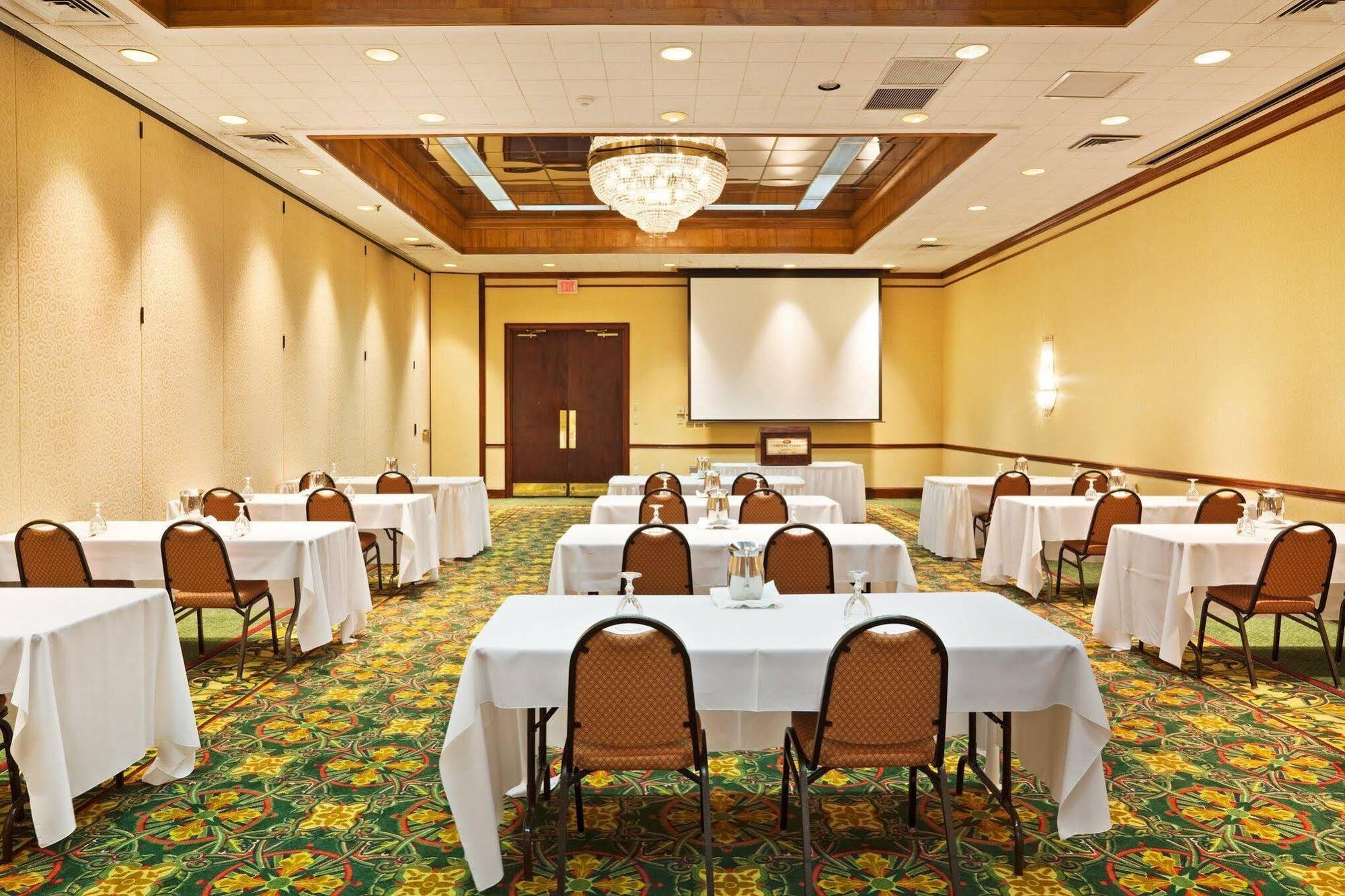 Crowne Plaza By Ihg 4*
